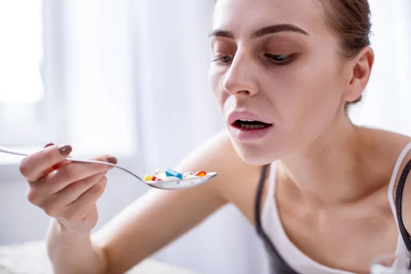 Wanita ceria yang tidak sehat minum obat — Stok Foto