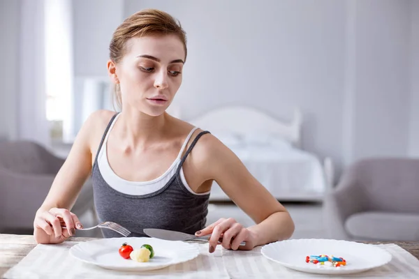 Mujer deprimida triste mirando las píldoras — Foto de Stock