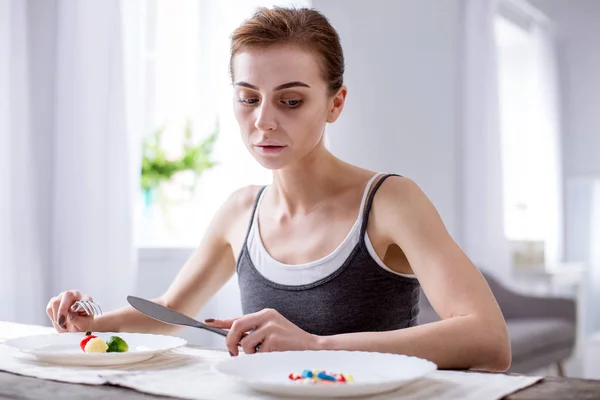 Depresso giovane donna cercando di mangiare — Foto Stock