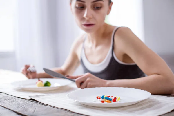 Enfoque selectivo de un plato con pastillas — Foto de Stock