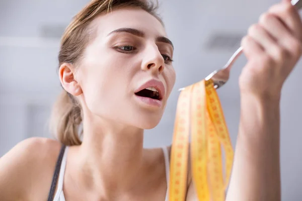 Belle femme agréable ouvrant sa bouche — Photo