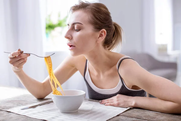 Belle femme sans pom girl penser à son régime alimentaire — Photo