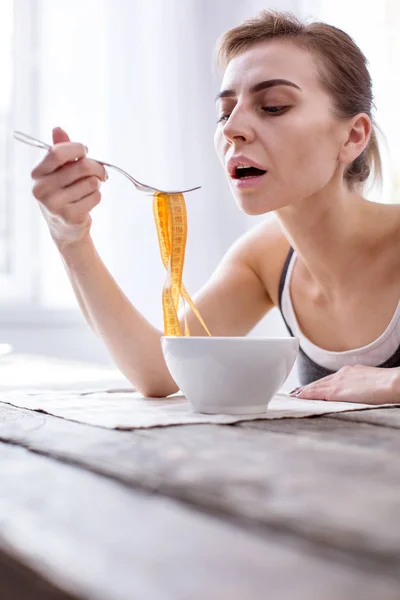 Modelo jovem infeliz mantendo uma dieta — Fotografia de Stock