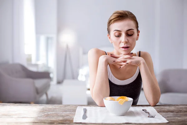 Ongezellig jonge model proberen om gewicht te verliezen — Stockfoto