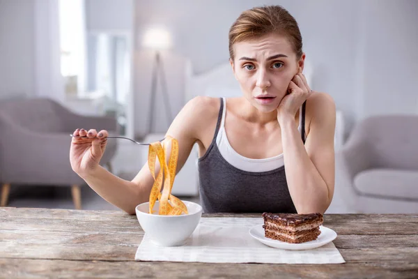 Mujer joven deprimida que está a dieta — Foto de Stock