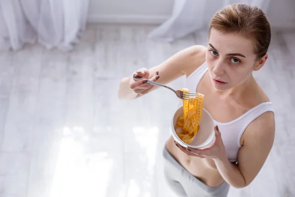 Aangename mooie vrouw op zoek naar jou — Stockfoto