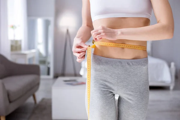 Mooie slanke vrouw haar taille te meten — Stockfoto