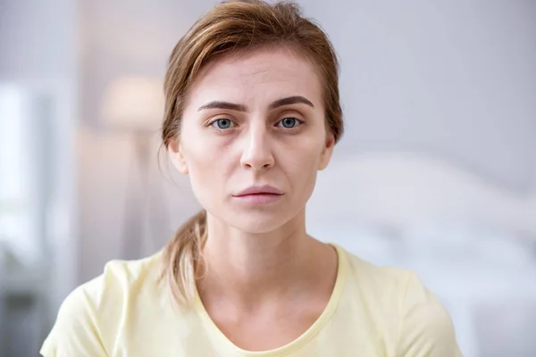 Mechón de pelo en las manos femeninas — Foto de Stock