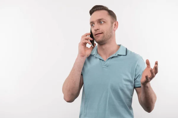 Bello uomo emotivo che parla al telefono — Foto Stock