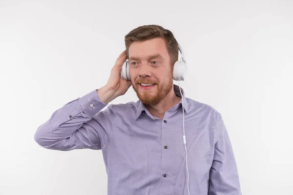 Positiver Mann beim Musikhören begeistert — Stockfoto