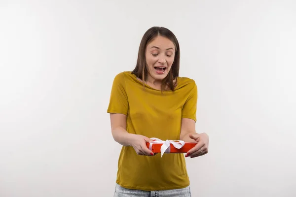 Feliz joven recibiendo un regalo — Foto de Stock