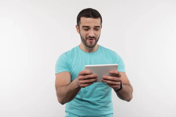 Alegre hombre feliz usando tecnología moderna — Foto de Stock