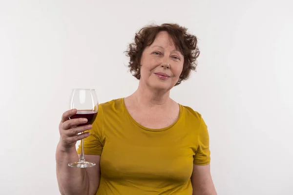 Mulher idosa agradável beber vinho — Fotografia de Stock