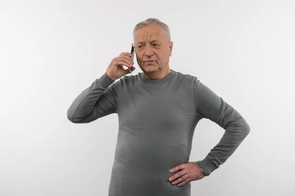 Bell'uomo anziano che fa una telefonata — Foto Stock