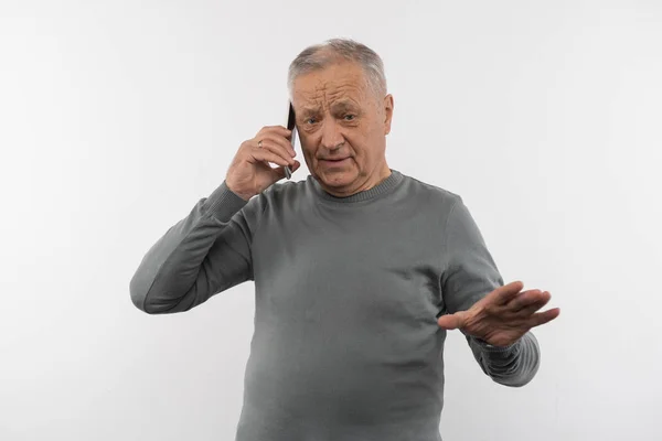 Agradável homem idoso ter uma conversa telefônica — Fotografia de Stock