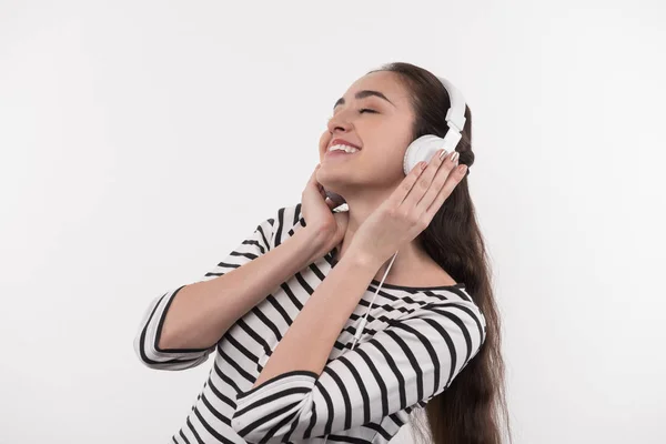 Mulher feliz alegre apreciando a música — Fotografia de Stock