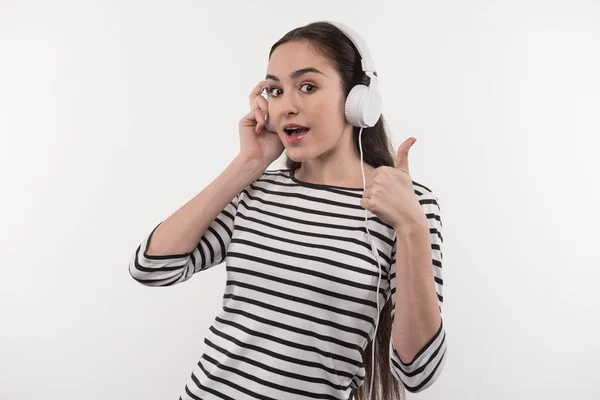 Encantada mulher feliz apreciando a música — Fotografia de Stock