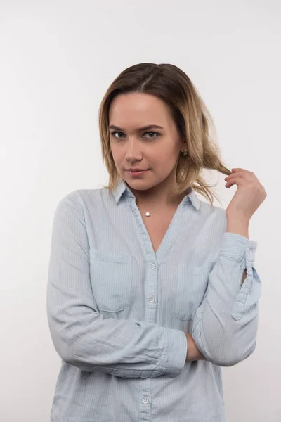 Bonita mujer atractiva tocándose el pelo — Foto de Stock