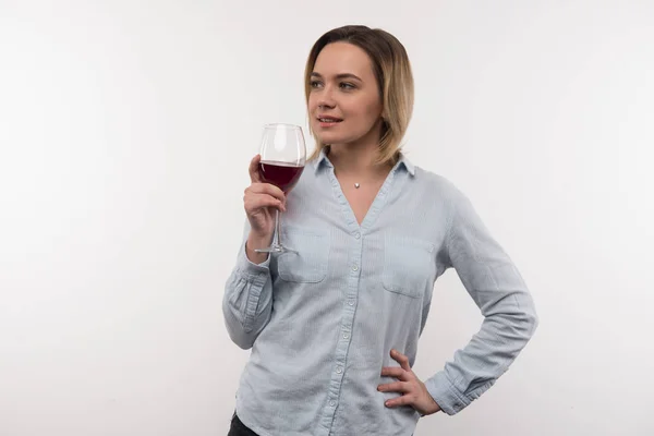 Donna felice deliziata che beve vino — Foto Stock