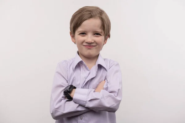Feliz lindo chico usando smartwatch —  Fotos de Stock