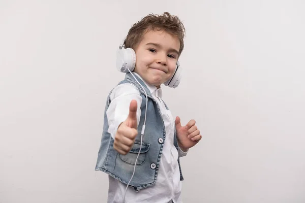 Ok işaret gösteren neşeli pozitif çocuk — Stok fotoğraf