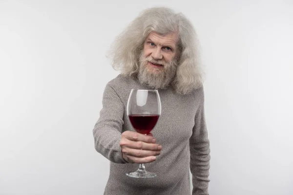 Homem idoso positivo oferecendo-lhe vinho — Fotografia de Stock