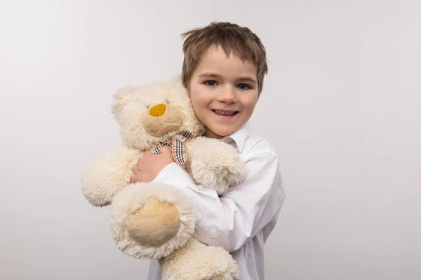 Blij mooie jongen speelgoed knuffelen — Stockfoto