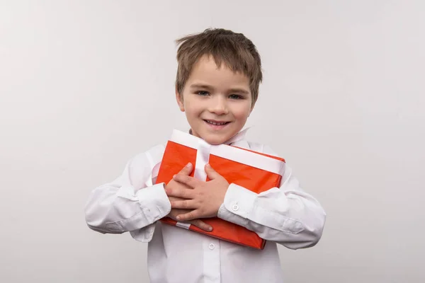 Carino piccolo ragazzo abbracciare un regalo — Foto Stock