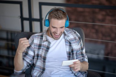 Video oyununu kazandıktan sonra insanın duygusal hissetmesinin en üst görünümü