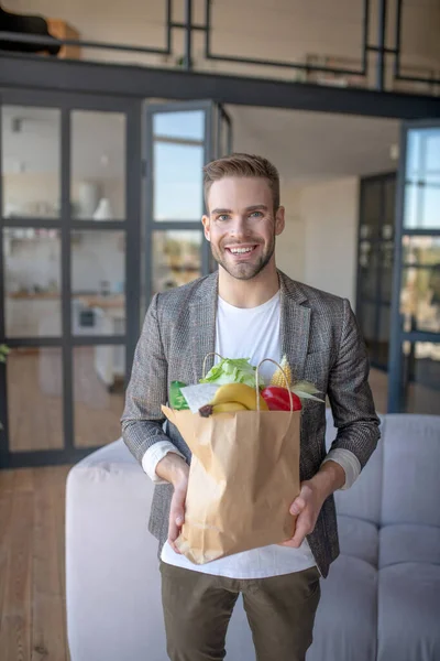 Hombre llegando a casa después de hacer las compras — Foto de Stock