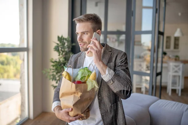 Joven llamando a amigos e invitándolos a cenar el fin de semana. — Foto de Stock