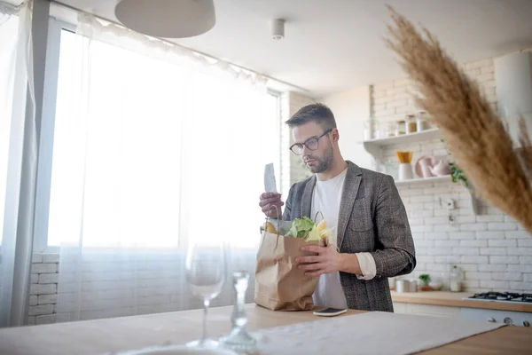 Geschäftsmann liest Quittung nach Supermarkt-Besuch — Stockfoto