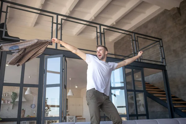 Ο άνθρωπος χορεύει, ενώ αισθάνεται χαρούμενος που έρχεται στο νέο του διαμέρισμα. — Φωτογραφία Αρχείου