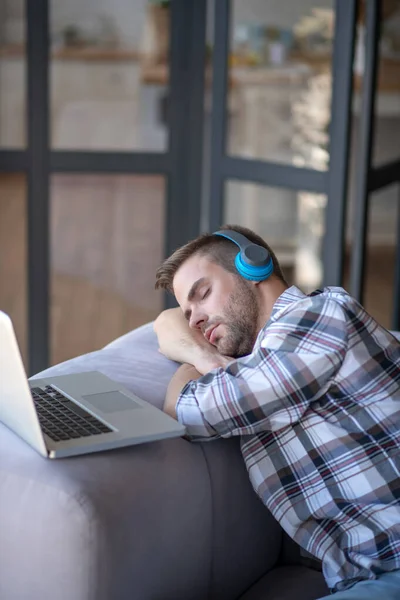 Bearded man wearing checked shirt having a nap after working — Stock Photo, Image