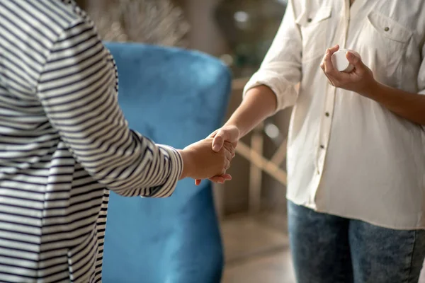 Donna che stringe la mano di psicanalista dopo conversazione utile — Foto Stock