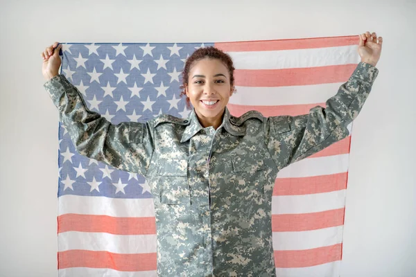 Amerikai zászlót tartó katonai egyenruhát viselő nő — Stock Fotó