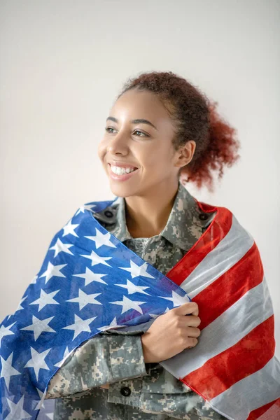 Jonge militaire vrouw die zich opgewonden voelt voordat ze gaat werken — Stockfoto