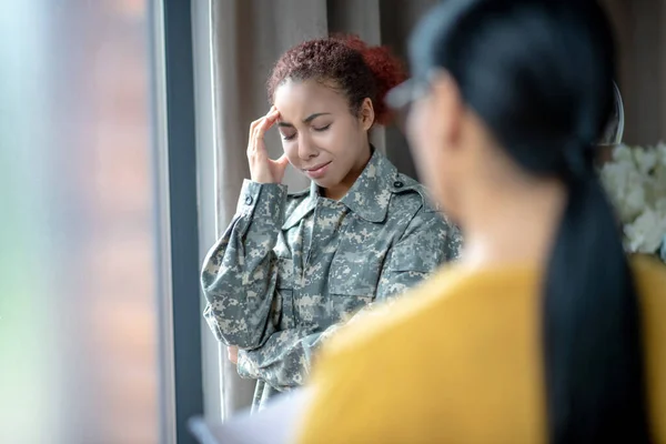 Mujer militar sintiéndose demasiado emocional hablando con psicoanalista — Foto de Stock