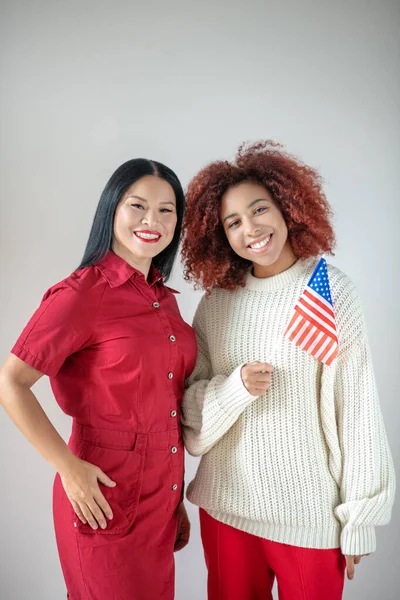 Duas amigas comemorando o dia da independência juntas — Fotografia de Stock