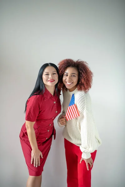 Amigos femininos internacionais celebrando o dia nacional em conjunto — Fotografia de Stock