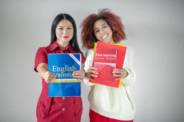 International female friends studying English language together — Stock Photo, Image