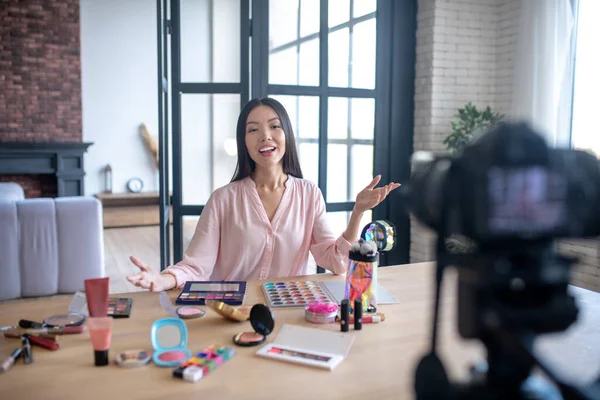 Belleza blogger hablando de los mejores cosméticos delante de la cámara — Foto de Stock