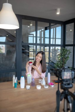 Güzellik blogcusu takipçiler için gece kremini gözden geçiriyor