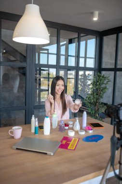 Neşeli güzellik blogcusu sabah dermakozmetik hakkında konuşuyor