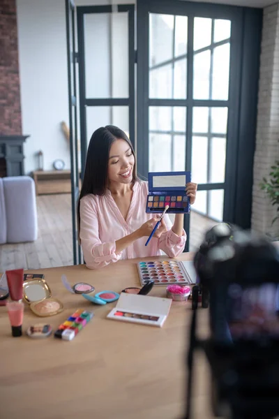 Hermosa mujer filmando tutorial de maquillaje para sus seguidores — Foto de Stock