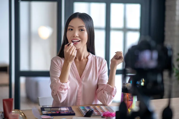 Bloggerin legt Lippenstift beim Filmen von Make-up-Anleitung — Stockfoto