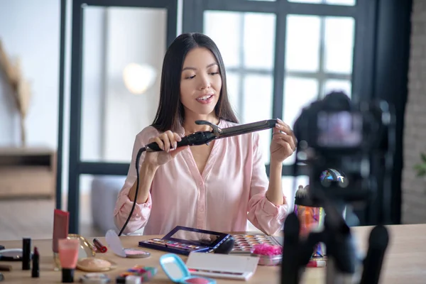 Lifestyle blogger showing her new curing tongs — Stock Photo, Image