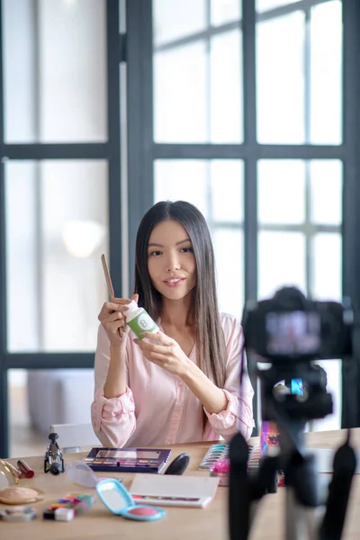 Beauty blogger recommending vitamins for her followers — Stock Photo, Image