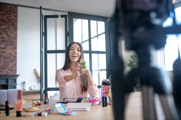 Mujer atractiva dando recomendación de vitaminas a sus seguidores — Foto de Stock