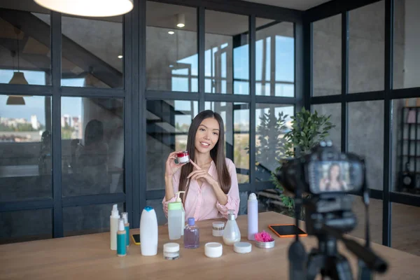 Blogger recommending best day cream for her followers — Stock Photo, Image